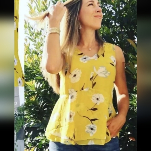 CAbi Tops - Like New! CAbi Dazzle Sleeveless Floral Yellow Top, Size L